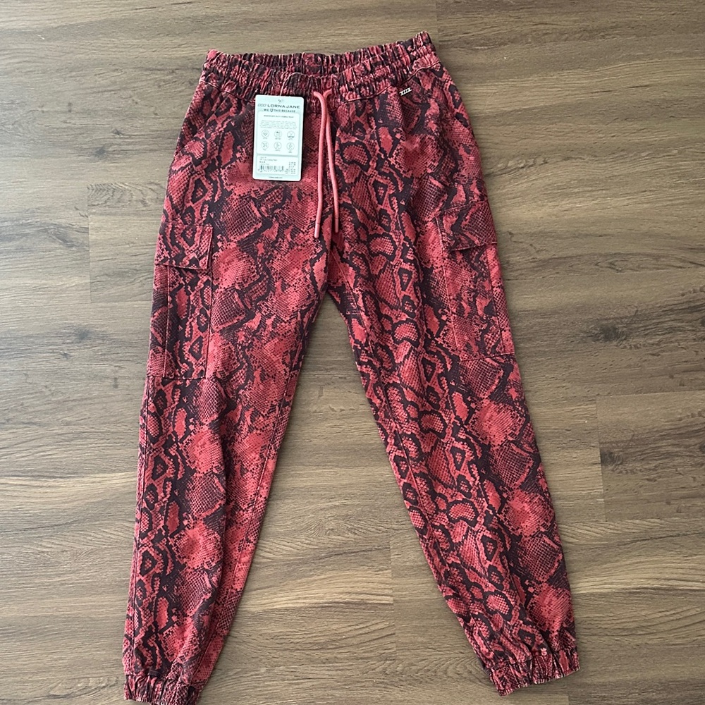 Lorna Jane Off Duty Cobra Pant (red size sm) NWT